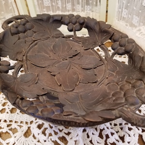 Extraordinario cuenco bávaro tallado a mano de la década de 1900 con inserto de caja de música suiza. La artesanía de este plato bávaro de la Selva Negra es meticulosa.