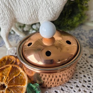 Small copper simmering potpourri pot. This copper potpourri pot is a perfect way to embrace wonderful Aromas in your French country home.