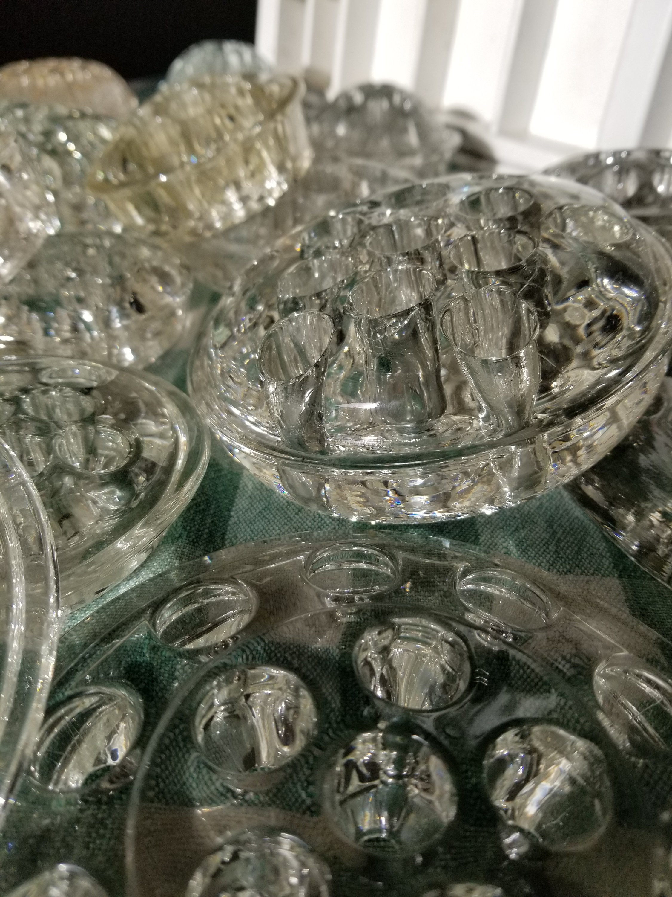 Rana de cristal vintage con forma de flor. Ya sea para usarla o simplemente para exhibirla, estos brillantes discos son un hermoso recordatorio de la vida.