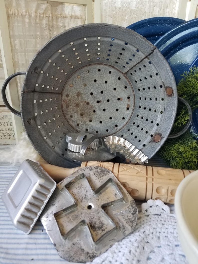 Rusty Colander Farmhouse Antique Graniteware Colander Strainer. This Speckled Grey ...