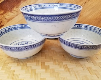 Gorgeous trio of blue and white rice patterned noodle bowls. These 3 beautiful oriental bowls will spice up your Asian take out.