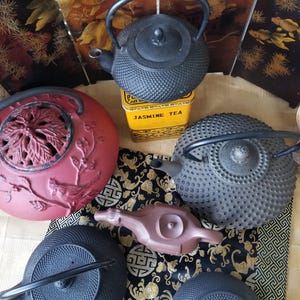 Choose from 5 cast iron Japanese tetsubin tea kettles. Each of these vintage Japanese cast iron tea kettles are for steeping.