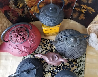Choose from 5 cast iron Japanese tetsubin tea kettles. Each of these vintage Japanese cast iron tea kettles are for steeping.