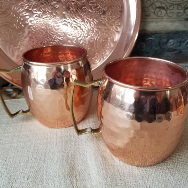 Pair of vintage hammered solid copper Moscow Mule mugs. These two Moscow Mule mugs are perfect for those warm drinks around the fireplace.