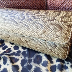 Cartera de mano vintage exótica de piel de pitón auténtica elaborada en Hong Kong. Esta fenomenal cartera de piel de serpiente pitón se encuentra en excelentes condiciones.