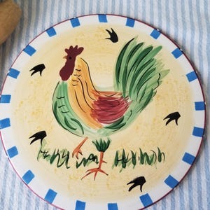 Puede incluir: Juego de tres tazas de cerámica con acabado mate moteado. Las tazas son de color crema, marrón claro y marrón oscuro. Cada taza tiene un diseño simple y minimalista, ideal para café o té.