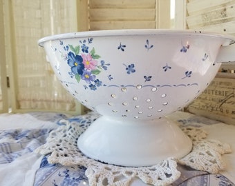 Delicious farmhouse enameled white colander with kisses of pastel flowers. This sweet vintage colander belongs in your Farmhouse kitchen.