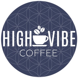 Op de afbeelding: Een wit logo op een donkerblauwe cirkelvormige achtergrond met een geometrisch patroon. Het logo zegt "HIGH VIBE COFFEE" met een gestileerde koffiekop en bonen.