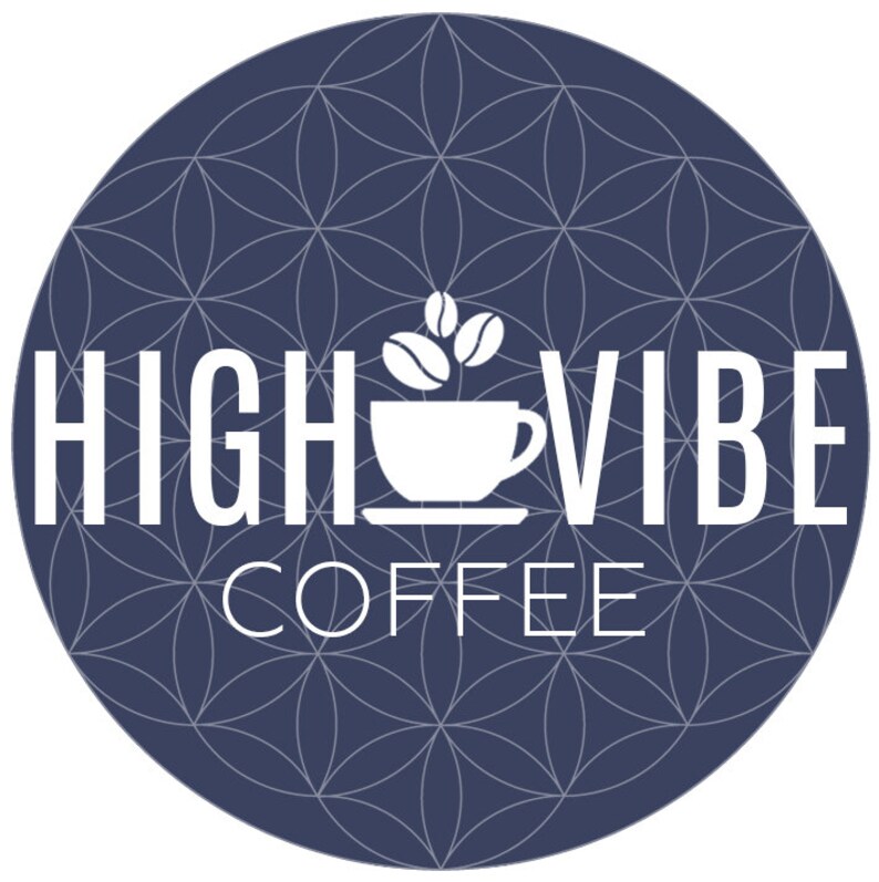 Op de afbeelding: Een wit logo op een donkerblauwe cirkelvormige achtergrond met een geometrisch patroon. Het logo zegt "HIGH VIBE COFFEE" met een gestileerde koffiekop en bonen.