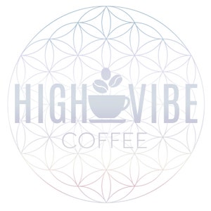 Op de afbeelding: Een wit logo met de tekst "HIGH VIBE COFFEE" in een cirkelvormig ontwerp met een levensbloem-patroon op de achtergrond. Een witte koffiekop met drie koffiebonen erop bevindt zich in het midden van het logo.