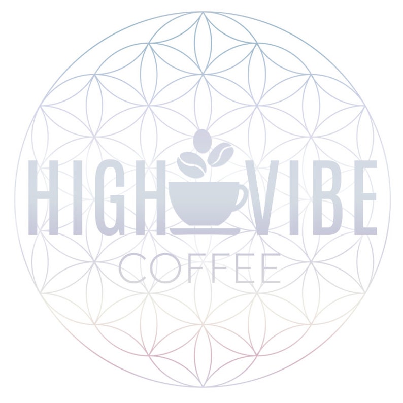 Op de afbeelding: Een wit logo met de tekst "HIGH VIBE COFFEE" in een cirkelvormig ontwerp met een levensbloem-patroon op de achtergrond. Een witte koffiekop met drie koffiebonen erop bevindt zich in het midden van het logo.