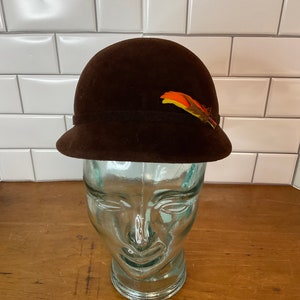 Vintage bruine vilten pet met veerdetail