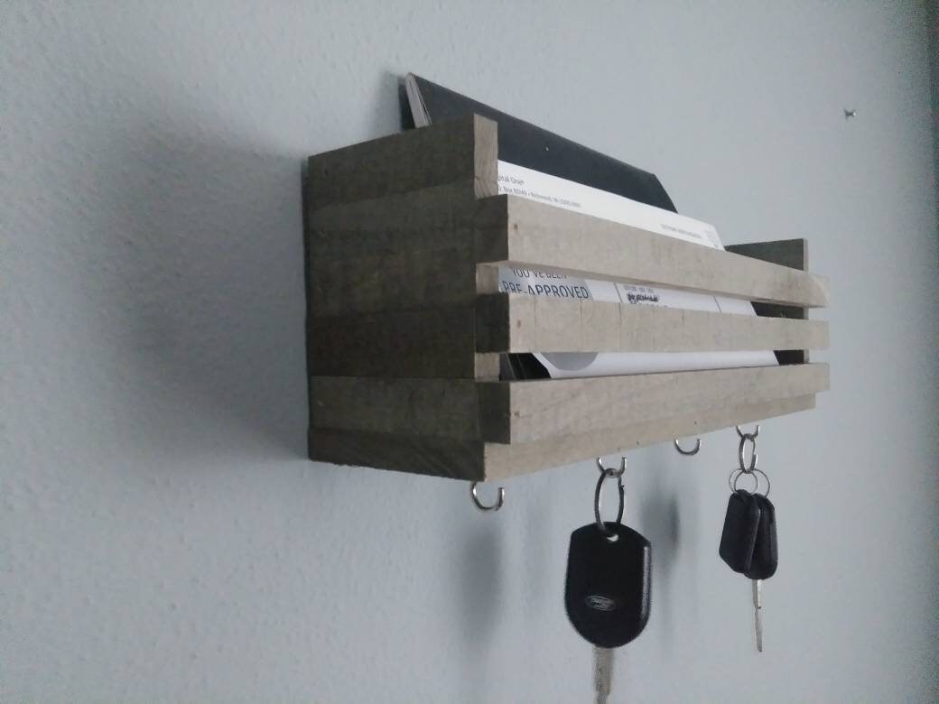 Portaestremez rústico de la granja gris con ganchos de llave. | Etsy