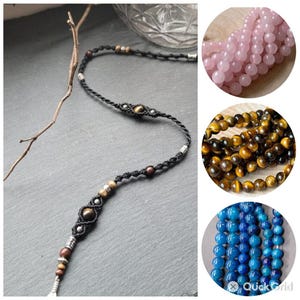 Könnte beinhalten: Eine schwarze Schnurkette mit silbernen und braunen Perlen und größeren Tigeraugenperlen. Die Kette wird mit drei separaten Nahaufnahmen der Perlen gezeigt: rosa, Tigerauge und blau.