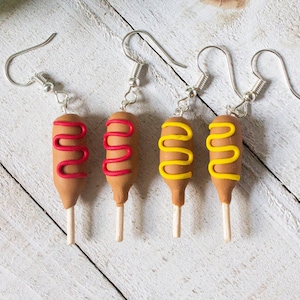 Corndog Ohrringe // Karneval Ohrringe // Miniature Ohrringe // Hot Dogs aus Ton