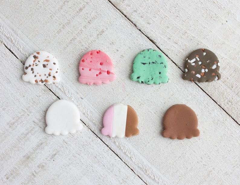Puede incluir: Siete conos de helado en miniatura hechos de arcilla polim&eacute;rica. Los conos son de varios colores y patrones, incluyendo blanco, rosa, marr&oacute;n, verde y moteado con marr&oacute;n y blanco.