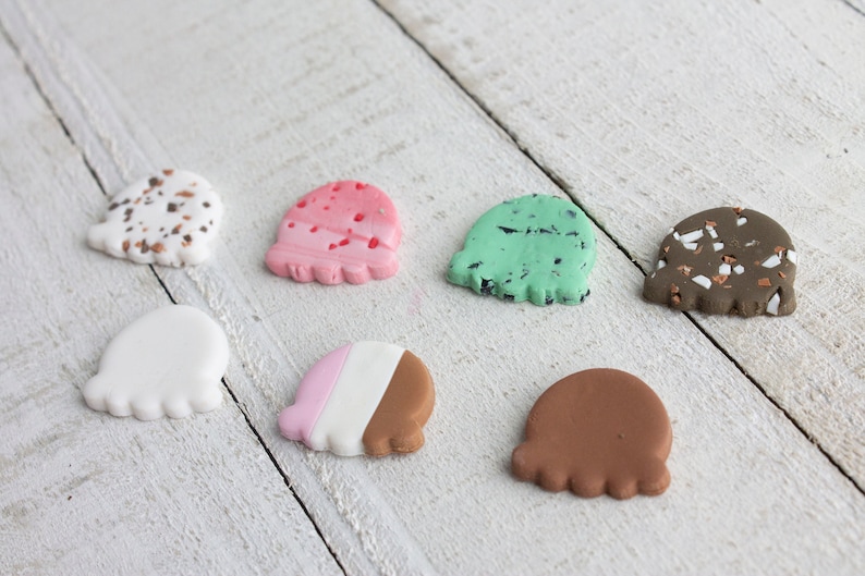 Puede incluir: Siete conos de helado en miniatura hechos de arcilla polim&eacute;rica. Los conos son de varios colores y patrones, incluyendo marr&oacute;n, blanco, rosa, verde y marr&oacute;n con chispas blancas.