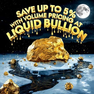 Puede incluir: Una gran pepita de oro se encuentra sobre una superficie nevada y helada con un r&iacute;o azul oscuro que la atraviesa. El texto "Save up to 5% with volume pricing at Liquid Bullion" est&aacute; escrito en letras doradas sobre la pepita.