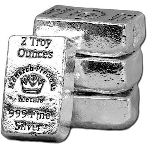 K&ouml;nnte beinhalten: Ein Stapel von vier Silberbarren, jeweils mit strukturierter Oberfl&auml;che. Der vordere Barren zeigt den Text "2 Troy Ounces", das Monarch Precious Metals Logo und "999 Fine Silver".