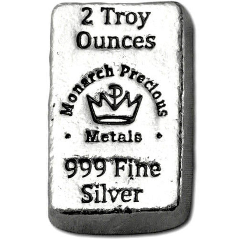 K&ouml;nnte beinhalten: Rechteckiger Silberbarren mit dem Text "2 Troy Ounces" oben. Darunter befindet sich ein Logo mit einer Krone und den Worten "Monarch Precious Metals". Der Boden des Barrens lautet "999 Fine Silver".