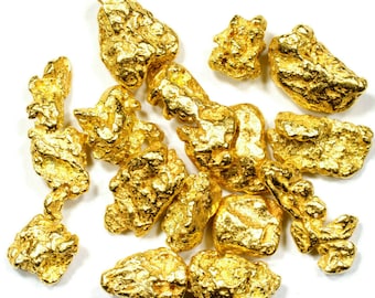 Puede incluir: Una colección de 14 pepitas de oro de diferentes tamaños y formas. Las pepitas son irregulares y tienen una superficie rugosa y texturizada. Todas son de un color dorado brillante y brillante.