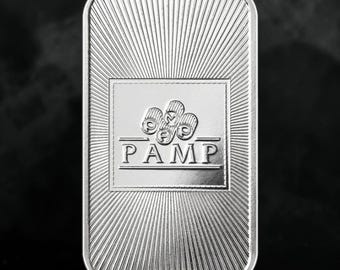 Könnte beinhalten: Ein rechteckiger Silberbarren mit einem zentralen quadratischen Emblem, das den Text PAMP und drei kreisförmige Symbole darüber zeigt. Die Oberfläche ist mit einem strahlenförmigen Muster aus feinen Linien verziert, die von der Mitte ausgehen.