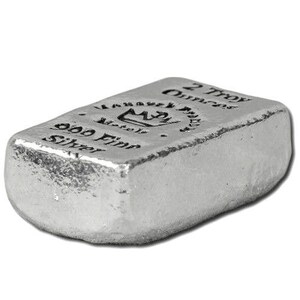 K&ouml;nnte beinhalten: Ein Silberbarren mit der Aufschrift "2 Troy Ounces" und "999 Fine Silver". Der Barren hat eine rechteckige Form mit abgerundeten Kanten und einer leicht strukturierten Oberfl&auml;che. Der Barren ist hellsilberfarben.