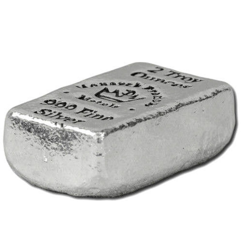 K&ouml;nnte beinhalten: Ein Silberbarren mit der Aufschrift "2 Troy Ounces" und "999 Fine Silver". Der Barren hat eine rechteckige Form mit abgerundeten Kanten und einer leicht strukturierten Oberfl&auml;che. Der Barren ist hellsilberfarben.