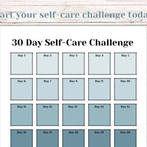 Puede incluir: Un gr&aacute;fico imprimible de desaf&iacute;o de cuidado personal de 30 d&iacute;as con 20 cuadrados azules, cada uno etiquetado con un n&uacute;mero de d&iacute;a. El gr&aacute;fico est&aacute; sobre un fondo blanco.