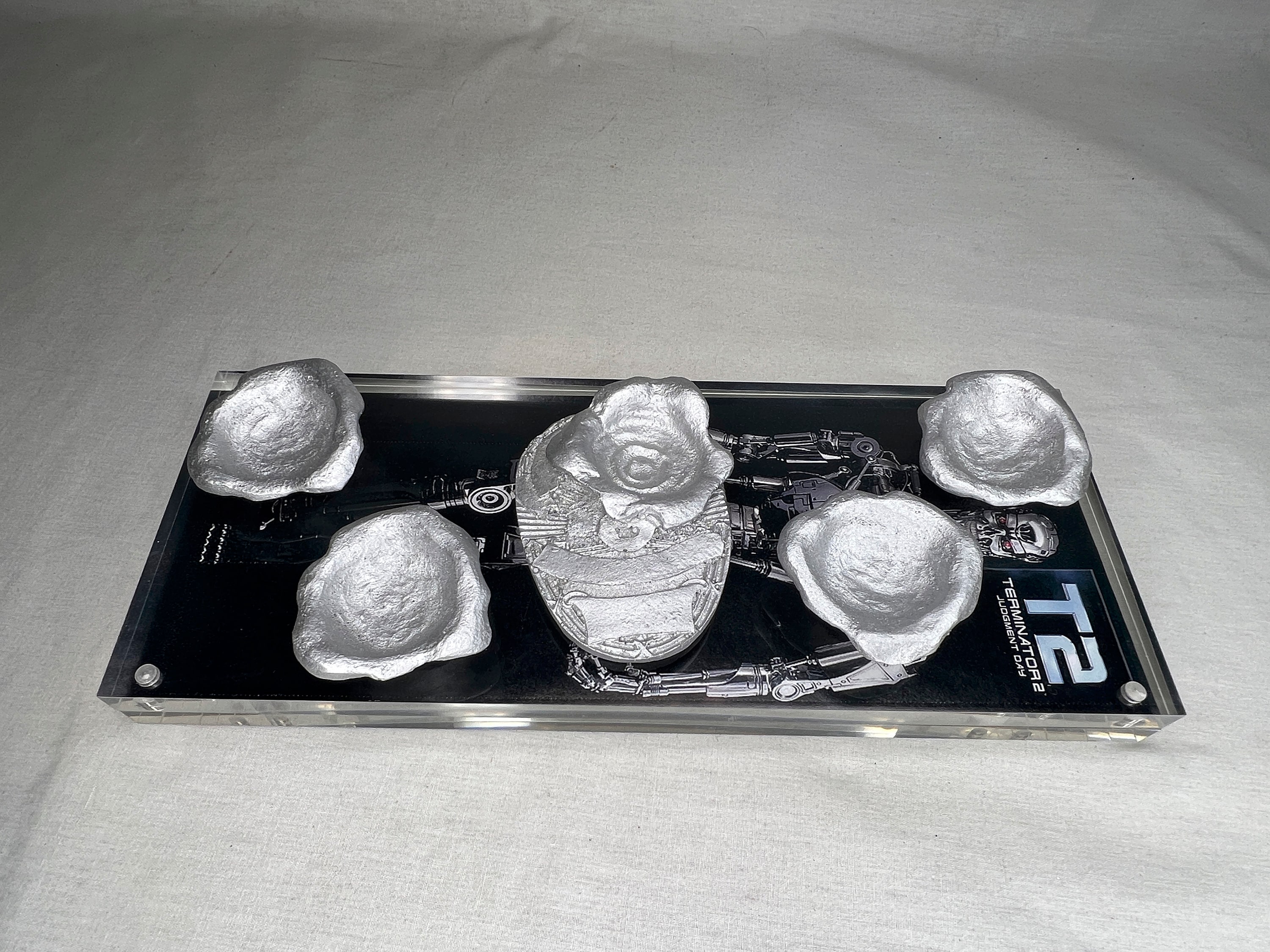 ターミネーター2、審判の日、T-1000、液体弾痕とバッジセット、樹脂製