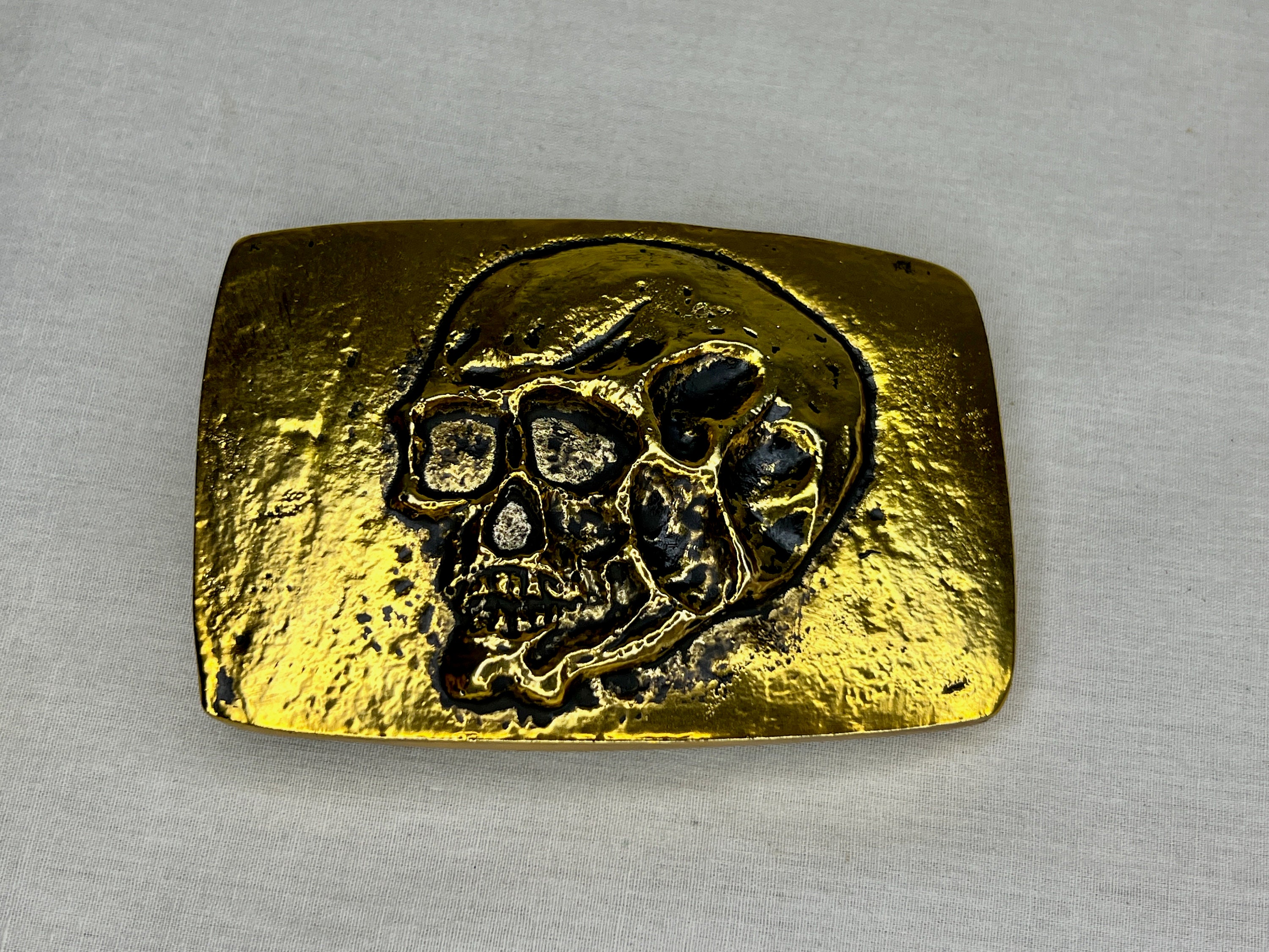 Tomb Raider Skull Belt Buckle, Solid Metal, Gold, Complete with Leather  Belt and Display Plaque at 's Entertainment Collectibles Store