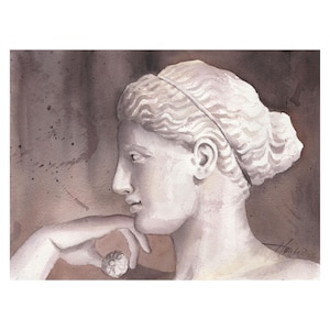 Könnte beinhalten: Aquarellmalerei eines klassischen Büstenporträts im Profil, in Weiß- und Grautönen. Die Figur hat lockiges Haar und eine Hand am Kinn, mit einem dekorativen Ring. Der Hintergrund ist ein gesprenkeltes Braun.