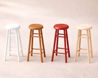 Taburetes de bar de madera en miniatura, juego de 2 piezas/juego, escala 1:12, muebles para casa de muñecas, sillas de cocina pequeñas.