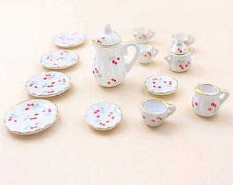 Miniaturowy zestaw do herbaty z wiśniami 1:12, Porcelanowy zestaw do herbaty w stylu domku dla lalek ze złotymi wykończeniami, Małe filiżanki i talerzyki do herbaty