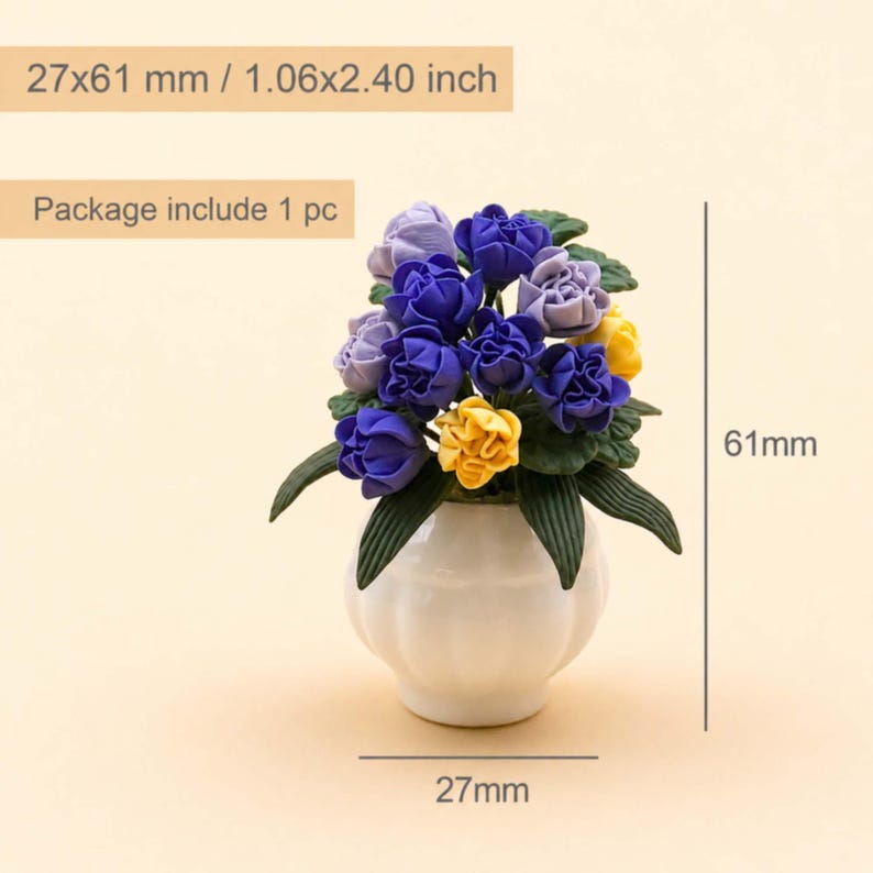 Puede incluir: Un arreglo floral en miniatura en un jarr&oacute;n blanco. El ramo presenta flores azules, moradas y amarillas con hojas verdes. El jarr&oacute;n mide 2,7 cm de ancho y 6,1 cm de alto. El texto en la imagen dice "Package include 1 pc."