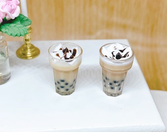 Boba miniatura de té de burbujas 2pcs / set Miniaturas Comida en miniatura Miniaturas de la casa de muñecas Regalo para su decoración de la pared Regalos personalizados