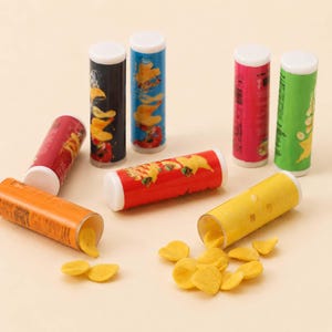 Mini lata de papas fritas, juego de 4 piezas, accesorio para casa de muñecas, mini tubo de papas fritas, decoración de comida chatarra en miniatura a escala 1:6