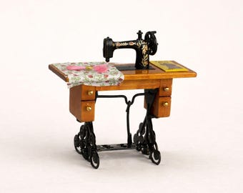 Miniature sewing machine dollhouse decor 1:12 scale, Tiny sewing machine model, Dollhouse furniture, Mini craft room decor