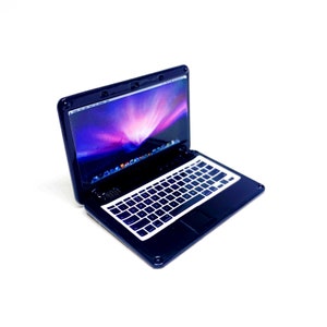 Puede incluir: Un ordenador portátil negro con un teclado y un trackpad blancos. La pantalla está encendida y muestra un fondo azul y morado con un logotipo de Apple blanco.