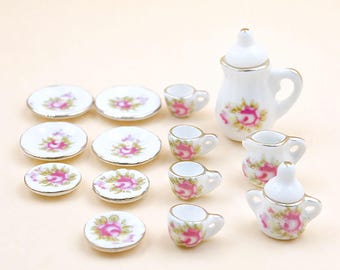 Miniaturowy zestaw do herbaty z różą 1:12, Porcelanowy zestaw do herbaty w stylu vintage z domkiem dla lalek ze złotymi wykończeniami, Małe filiżanki i talerzyki do herbaty, Miniatury w stylu shabby chic