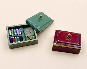Caja de costura en miniatura, caja de costura para casa de muñecas con hilos, pequeña caja de manualidades, mini accesorios de costura, decoración para pasatiempos en casa de muñecas