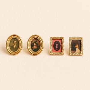 Op de afbeelding: Vier antieke miniatuurportretframes. Twee zijn ovaal en twee rechthoekig. De frames zijn goudkleurig en de portretten tonen personen in vintage kleding. De portretten zijn in verschillende kleuren, waaronder zwart, wit en roze.