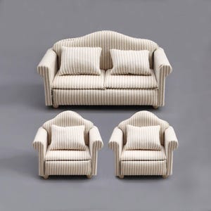 Puede incluir: Un juego de muebles en miniatura con un sofá a rayas y dos sillones. El sofá tiene dos cojines, y cada sillón tiene uno. La tapicería color crema presenta rayas beige verticales. El conjunto está diseñado para una casa de muñecas o similar.