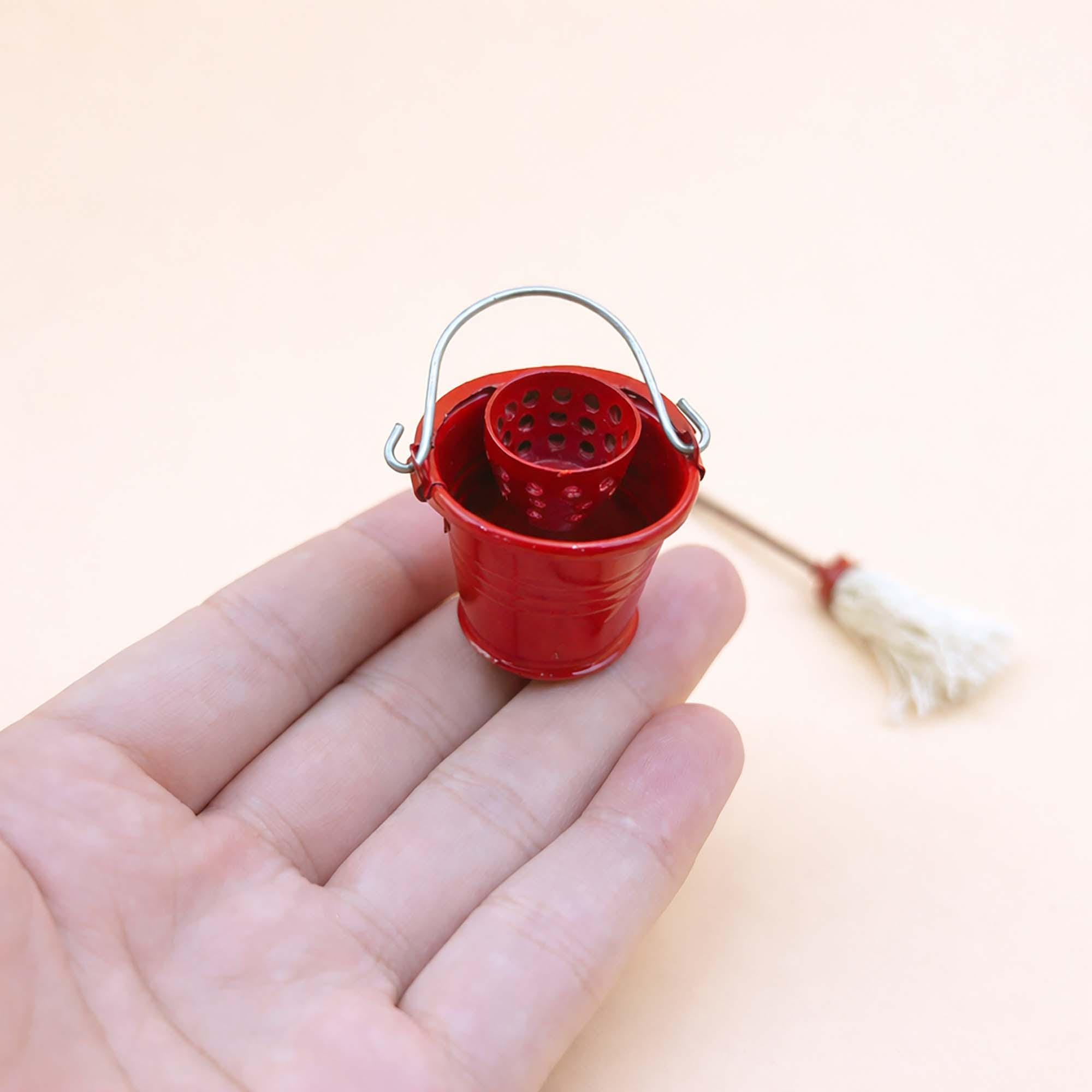 Set De Limpieza En Miniatura – Fregona Y Cubo De Hojalata Para Casas De Muñecas Y Manualidades (3.5x3.5x2.5 Cm)