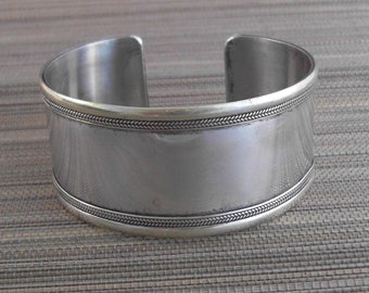 Bangle wide ~ 2 metals ~ Nepal (469)