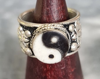 Anillo con Yin Yang ~ Hecho a mano de Nepal (1522)