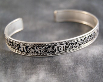 Delicate bangle with mantra ~ silver-plated ~ Nepal (1305)