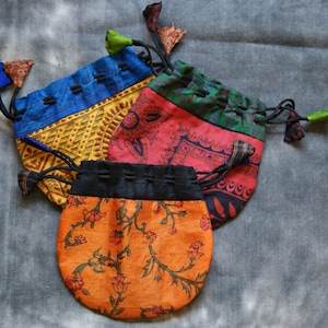 Ensemble de 3 sacs à bijoux en soie moyenne ~ Sacs en soie ~ Népal (1473)