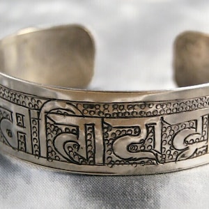 Bracciale con mantra inciso a mano ~ argento ~ Nepal (580)
