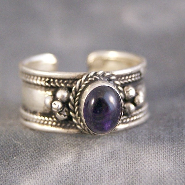 Verzierter Ring mit Amethyst ~ Nepal (681)